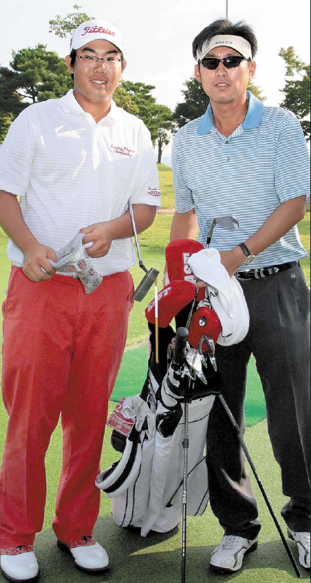 안병훈(왼쪽)과 아버지 재형씨가 9일 프로암대회에 나가기 직전 다정한 포즈를 취하고 있다.