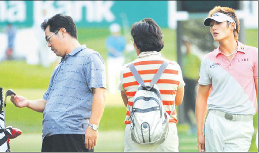 이상주(왼쪽)씨가 8일 한국오픈 연습라운드가 끝난 뒤 장남 대니 리(오른쪽)의 클럽을 살펴보고 있다. 