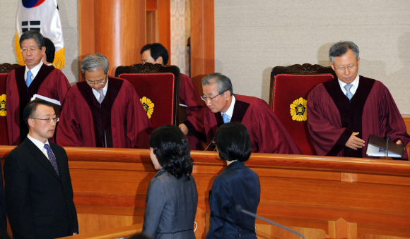 10일 서울 안국동 헌법재판소에서 열린 미디어법 권한쟁의 심판 공개변론이 시작되기 전 재판관들이 대심판정에 앉고 있다.  도준석기자 pado@seoul.co.kr