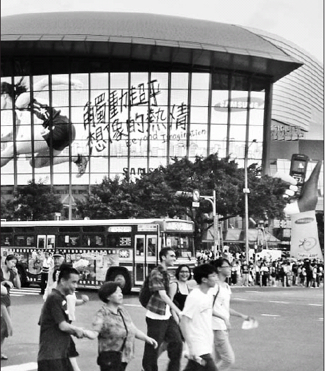 세계농아인올림픽이 열리고 있는 타이베이 중심가에 삼성전자 대형 옥외광고와 12m 높이의 대형 애니콜 손 조형물(사진 오른쪽 끝)이 설치돼 있다.  삼성전자 제공