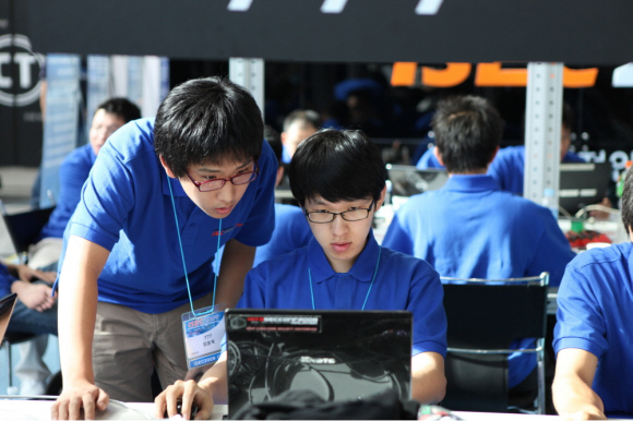 지난 8일 코엑스에서 열린 국제해킹대회에서 대학생 연합팀인 ‘777’의 팀원 2명이 모니터를 응시하며 다른 팀 서버의 취약점을 찾고 있다.  행정안전부 제공