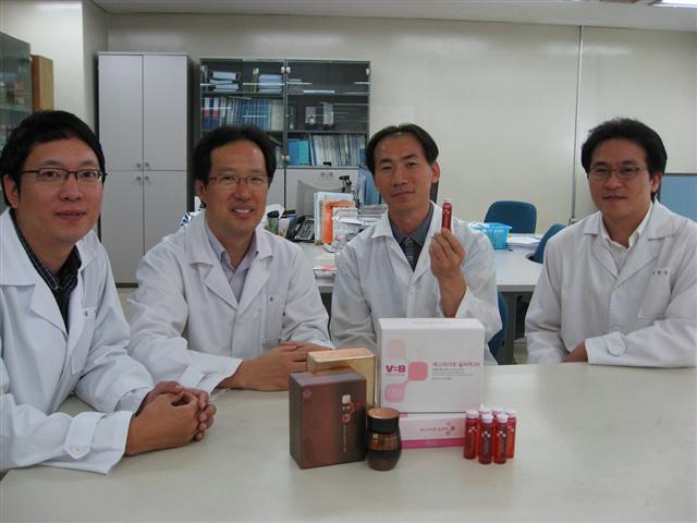 왼쪽부터 김유 선임연구원, 이상준 연구소장, 김완기 팀장, 박현우 책임연구원. 