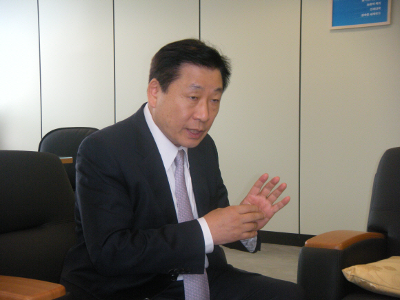 김성이 사행산업통합감독위원장이 11일 서울신문과의 인터뷰에서 도박 중독자 치유 방안을 설명하고 있다.