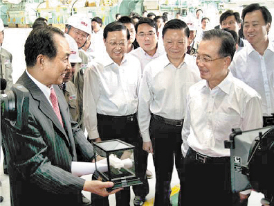 11일 강덕수(왼쪽) STX회장이 STX다롄 조선해양종합생산기지를 방문한 원자바오(오른쪽) 중국 총리에게 크루즈선 모형을 선물로 증정하고 있다.   STX 제공 