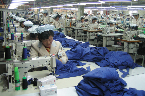 개성공단에 입주한 국내 S 의류업체의 생산공장에서 북측 근로자들이 옷을 생산하고 있다. 서울신문 포토라이브러리 