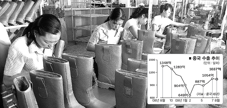 원저우 루이안경제개발구에 위치한 커쓰둔제화 공장에서 근로자들이 납기를 맞추기 위해 분주하게 작업하고 있다. 