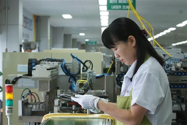 파인디앤씨 직원이 노트북 부품을 출하하기에 앞서 하자 여부를 꼼꼼히 검사하고 있다.  김효섭기자 newworld@seoul.co.kr