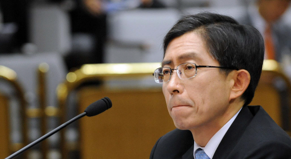 14일 국회에서 열린 대법관 인사청문회에서 민일영 대법관 후보자가 의원들의 질의를 듣고 있다. 민 후보자는 부인인 자유선진당 박선영 의원이 지난 1985년 MBC 사원아파트를 분양 받는 과정에서 주민등록법을 위반한 것을 시인하고 사과했다. 이호정기자 hojeong@seoul.co.kr