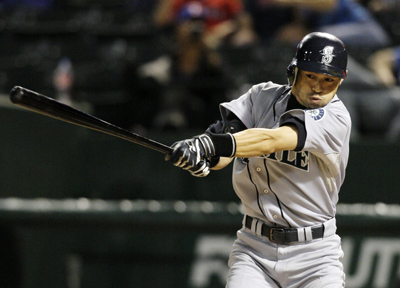 시애틀의 이치로가 14일 텍사스주 알링턴볼파크에서 열린 미프로야구 텍사스와의 원정경기에서 2회 유격수 앞 내야안타로 9년 연속 200안타를 작성하고 있다. 알링턴 AP 특약