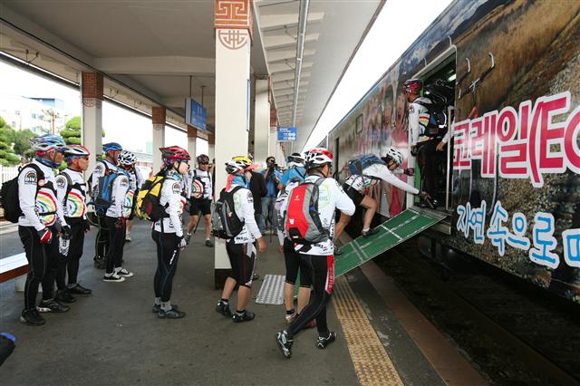 지난 12일 첫선을 보인 자전거 전용열차에 탑승한 자전거 동호회원들이 경주역에 도착, 열차에서 자전거를 내리고 있다.  코레일 제공
