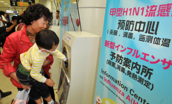 14일 제주공항에서 한 어린이가 신종플루 예방을 위해 공항 내에 비치된 손 소독기에 손을 넣어 소독하고 있다. 도준석기자 pado@seoul.co.kr