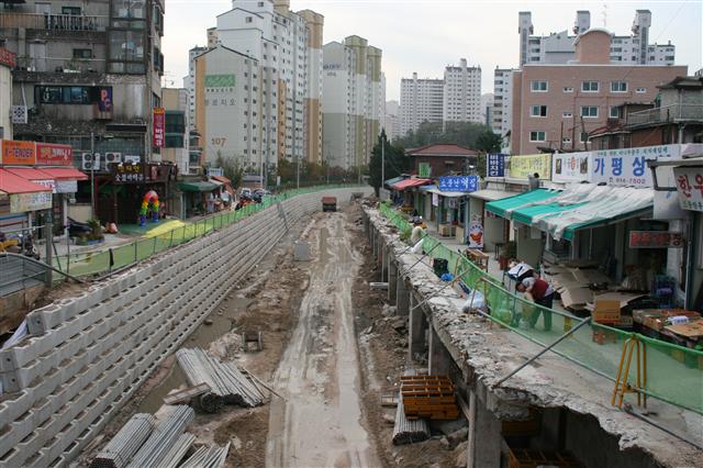 정릉천 복원공사를 진행중인 정릉시장의 모습. 국립민속박물관 제공 