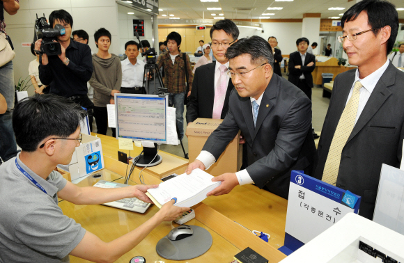 15일 쌍용자동차 최상진(오른쪽에서 두 번째) 기획재무본부장이 서울중앙지방법원 파산부 민원실을 찾아 채무변제 및 감자계획 등을 담은 회생계획안을 제출하고 있다. 류재림기자 jawoolim@seoul.co.kr 