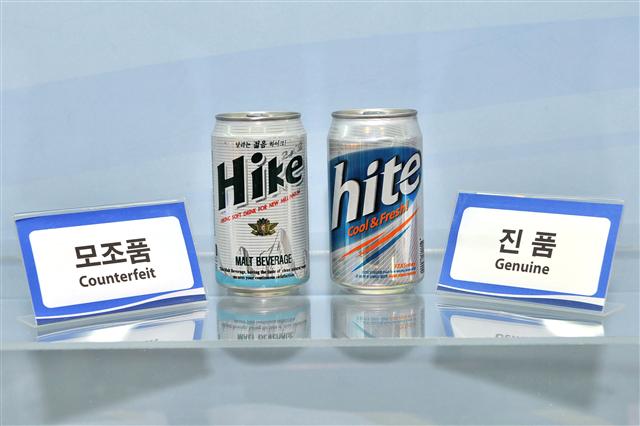 정품인 하이트(오른쪽) 맥주와 짝퉁 맥주의 브랜드 영문 철자가 서로 다르다.