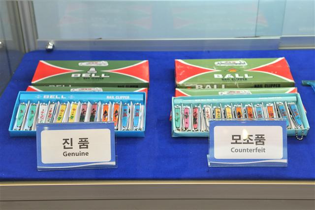 국산 벨금속의 손톱깎이(왼쪽)와 중국산 짝퉁 제품이 쉽게 구별되지 않는다. 자세히 보면 진품의 포장엔 ‘BELL’이, 짝퉁엔 ‘BALL’이 눈에 띈다.