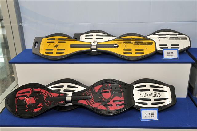 슬로비의 S보드(위)와 짝퉁 제품에 새겨진 문양이 다르다. 짝퉁 제품은 보통 재활용 플라스틱을 사용해 내구성이 약하다.