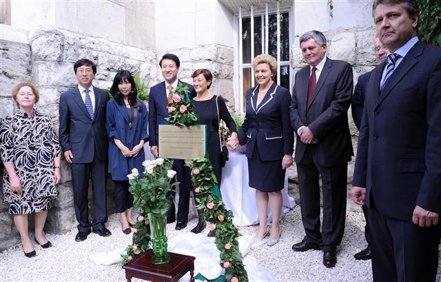 오세훈(가운데) 서울시장이 15일 헝가리 부다페스트시에서 열린 안익태 선생 흉상 착공식 직후 현지 관계자들과 기념사진을 찍고 있다. 서울시 제공