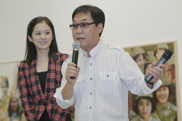 중국에서 미술전을 연 가수 조영남(오른쪽)씨가 축하인사차 참석한 장나라씨가 바라보는 가운데 소감을 밝히고 있다.  아주미술관 제공