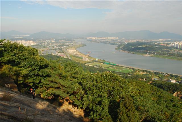 대성암 위 전망대에서 본 한강. 멀리 덕소에서 흘러오는 한강의 유장한 흐름을 조망할 수 있는 것이야말로 아차산 최고의 절경이다.