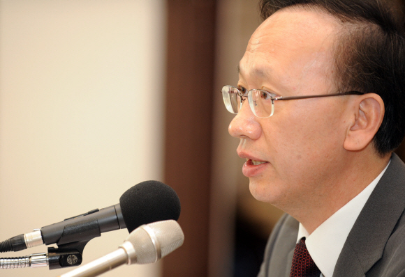 현인택 통일부 장관이 16일 한·미클럽 주최로 서울 프레스센터에서 열린 세미나에 참석, 북핵문제 등에 대해 의견을 밝히고 있다. 도준석기자 pado@seoul.co.kr