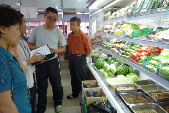 16일 서울시 식품안전과 직원과 명예단속원들이 하계동의 한 마트에서 먹거리 원산지 표시여부를 단속하고 있다. 서울시는 지난 11~16일까지 구별로 각각 2곳의 마트를 골라 명절음식 특별감시활동에 나섰다.