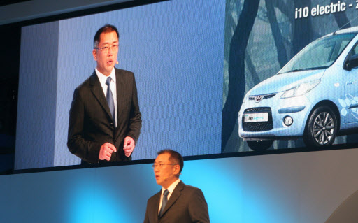 정의선 현대차 부회장이 15일(현지시간) 독일 프랑크푸르트 모터쇼에서 컨셉트카 ix메트로를 소개하고 있다. 현대차 제공