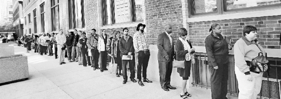 미국 시카고에서 최근 열린 취업 박람회장에 들어가려는 구직자들이 길게 줄을 서 있다.  서울신문 포토라이브러리