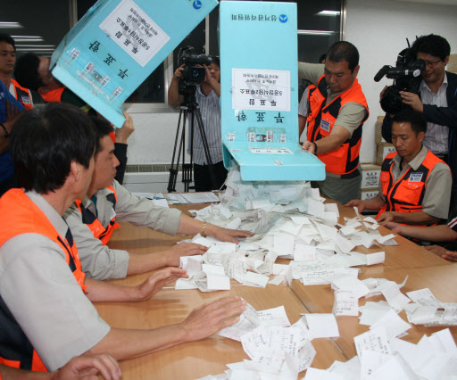 현대자동차 노조가 새 집행부를 뽑는 선거를 끝낸 뒤 16일 새벽 개표를 하고 있다. 어떤 노선의 집행부가 선출될 것인지에 관심이 쏠렸지만, 개표 결과 투표함 한 곳에서 투표자 명부보다 1장이 더 많은 백지 투표지가 나와 노조가 재투표하기로 결론을 내렸다. 울산 연합뉴스