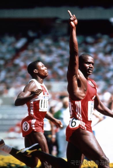 세기의 대결 육상 남자 100m 결승전에서 벤 존슨(오른쪽 캐나다)이 9.79로 세계신기록을 수립하며 라이벌 칼 루이스(9.92초 미국)를 따돌렸다.그러나 도핑 테스트에서 약물 복용사실이 들통나 금메달은 칼 루이스에게 돌아갔다.