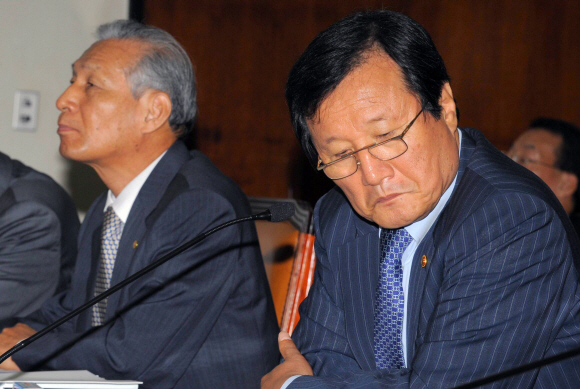 17일 국회 기획재정위원회에 나란히 출석한 윤증현(오른쪽) 기획재정부 장관과 이성태 한국은행 총재가 서로 다른 곳을 쳐다보며 외면하고 있다. 한은법 개정과 관련해 두 사람의 불편한 심기가 감지된다.  이호정기자 hojeong@seoul.co.kr