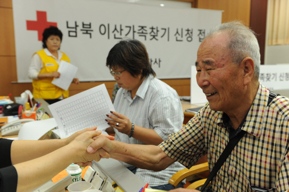 “진짜 만날 수 있는 거죠?” 남북은 17일 올해 추석을 앞두고 상봉할 이산가족 명단을 교환했다. 김상일(79·오른쪽)옹이 이날 대한적십자사에서 상봉이 결정됐다는 소식을 듣고 기뻐하고 있다.  도준석기자 pado@seoul.co.kr