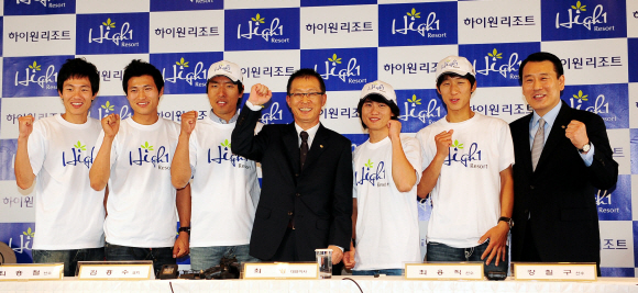 17일 서울 프라자호텔에서 열린 스키점프대표팀 최용직과 강칠구, 김흥수 코치의 하이원스포츠단 입단 회견에서 참석자들이 파이팅을 외치고 있다. 왼쪽부터 김현기, 최흥철, 김흥수 코치, 최영 하이원리조트 대표이사, 최용직, 강칠구, 임형길 하이원스포츠단 사무총장. 손형준기자 boltagoo@seoul.co.kr