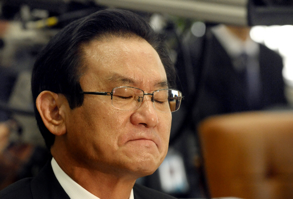 이귀남 법무부장관 후보자가 17일 국회 법제사법위원회에서 열린 인사청문회 도중 위장전입과 관련한 의원들의 질책이 쏟아지자 곤혹스러운 표정으로 눈을 감고 있다. 이호정기자 hojeong@seoul.co.kr