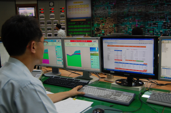 전력거래소의 곽왕신 기술총괄팀장이 중앙급전소에서 온실가스 모의거래 상황을 지켜보고 있다.  이도운기자 dawn@seoul.co.kr