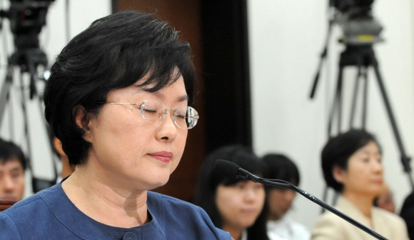 백희영 여성부 장관 후보자가 18일 국회 여성위에서 열린 인사청문회에서 눈을 감고 생각을 하고 있다. 이호정기자 hojeong@seoul.co.kr