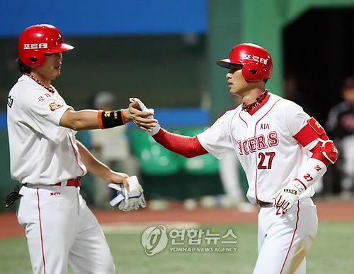 18일 광주 무등경기장에서 열린 2009 프로야구 기아 타이거즈와 LG 트윈스의 경기에서 3회말 1사 2루 기아 5번 김상현이 2점 홈런을 때리고 최희섭과 하이파이브를 하고 있다. 광주 연합뉴스