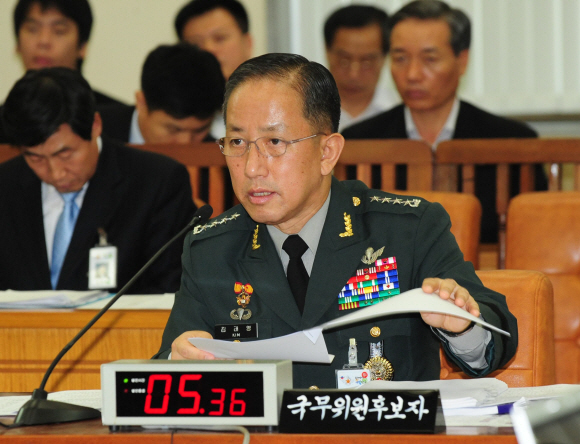 김태영 국방부 장관 후보자가 18일 국회 국방위에서 열린 인사청문회에서 의원들의 질의에 답변하고 있다. 이호정기자 hojeong@seoul.co.kr