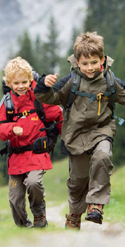 성인용과 비슷한 디자인에 기능성과 활동성을 갖춘 아웃도어 키즈라인이 속속 나오고 있다. 잭울프스킨 제공