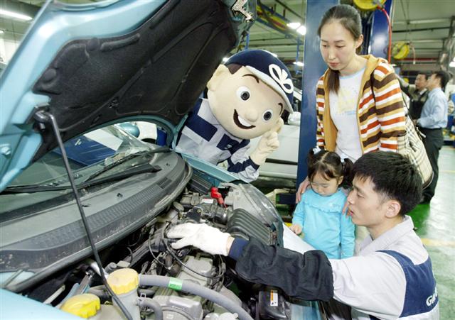 추석을 앞두고 한 운전자가 GM대우 서비스센터에서 차량을 점검하고 있다. GM대우 제공