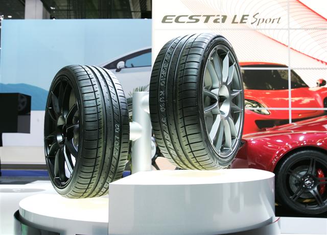 금호타이어가 독일 프랑크푸르트 모터쇼에 설치한 부스에서 고성능타이어 엑스타스포츠를 전시하고 있다. 금호타이어 제공 