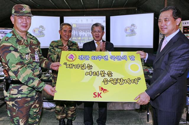 지난 18일 강원도 인제에 있는 3군단에서 최신원(왼쪽 세번째) 회장이 격려금을 전달하고 있다. 왼쪽부터 최수영 준장, 이성호 중장, 최 회장, 박학준 SK텔레시스 사장.