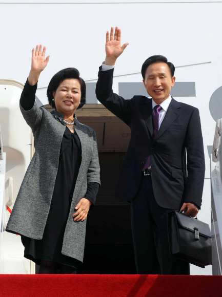 출국하는 李대통령 내외 