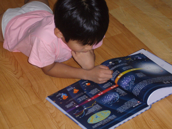 백과사전도 잘만 활용하면 아이의 학습에 큰 도움이 될 수 있다. 초등학교 3년인 김승우군이 집에서 백과사전을 보며 공부하고 있다. 