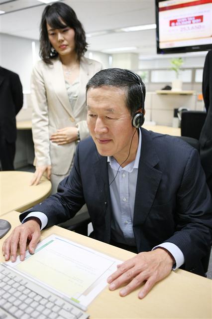 GS그룹 허창수 회장이 21일 GS홈쇼핑 콜센터에서 고객의 주문 내용을 듣고 있다. 