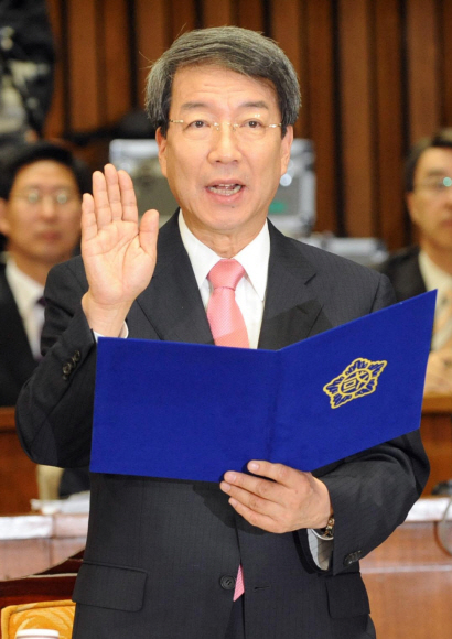 정운찬 국무총리 후보자가 21일 국회에서 열린 인사청문회에 출석해 증인 선서를 하고 있다.  이호정기자 hojeong@seoul.co.kr