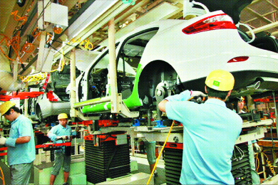 르노삼성 부산공장 뉴SM3 생산라인. 주문이 폭주하면서 주말·야간 특근을 할 정도로 풀 가동 중이다. 르노삼성 제공