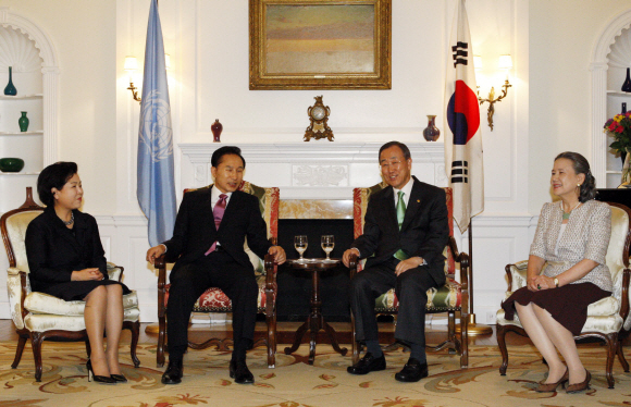 반총장 부부와 환담  유엔 총회 참석 등을 위해 미국을 방문 중인 이명박(왼쪽 두번째) 대통령과 부인 김윤옥(왼쪽) 여사가 20일(현지시간) 뉴욕 유엔 사무총장 관저에서 반기문 유엔 사무총장 부부와 환담을 나누고 있다.  뉴욕 최해국특파원 seaworld@seoul.co.kr