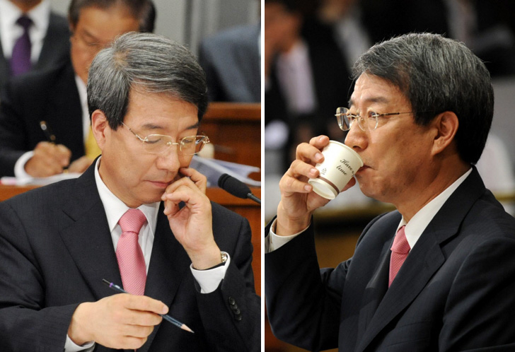 속 타고… 목 타고…  정운찬 국무총리 후보자가 21일 국회에서 열린 인사청문회에서 생각에 잠겨 있다(왼쪽). 정 후보자가 속이 타는 듯 물을 마시며 갈증을 달래고 있다(오른쪽). 이호정기자 hojeong@seoul.co.kr