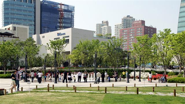 서울 왕십리광장 바닥분수가 여름철 주민들의 인기를 독차지하는 명소로 떠올랐다.  성동구 제공