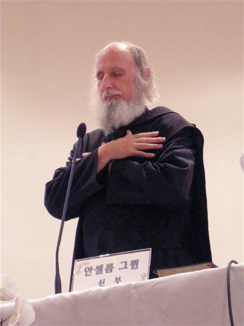 강연에 참석한 신자들과 함께 기도하는 안셀름 그륀 신부.